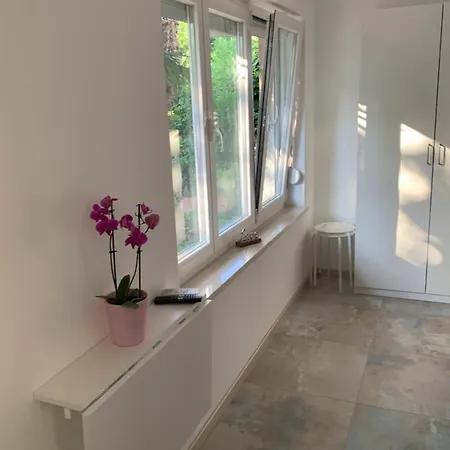 Sheltered Oasis In Apartman